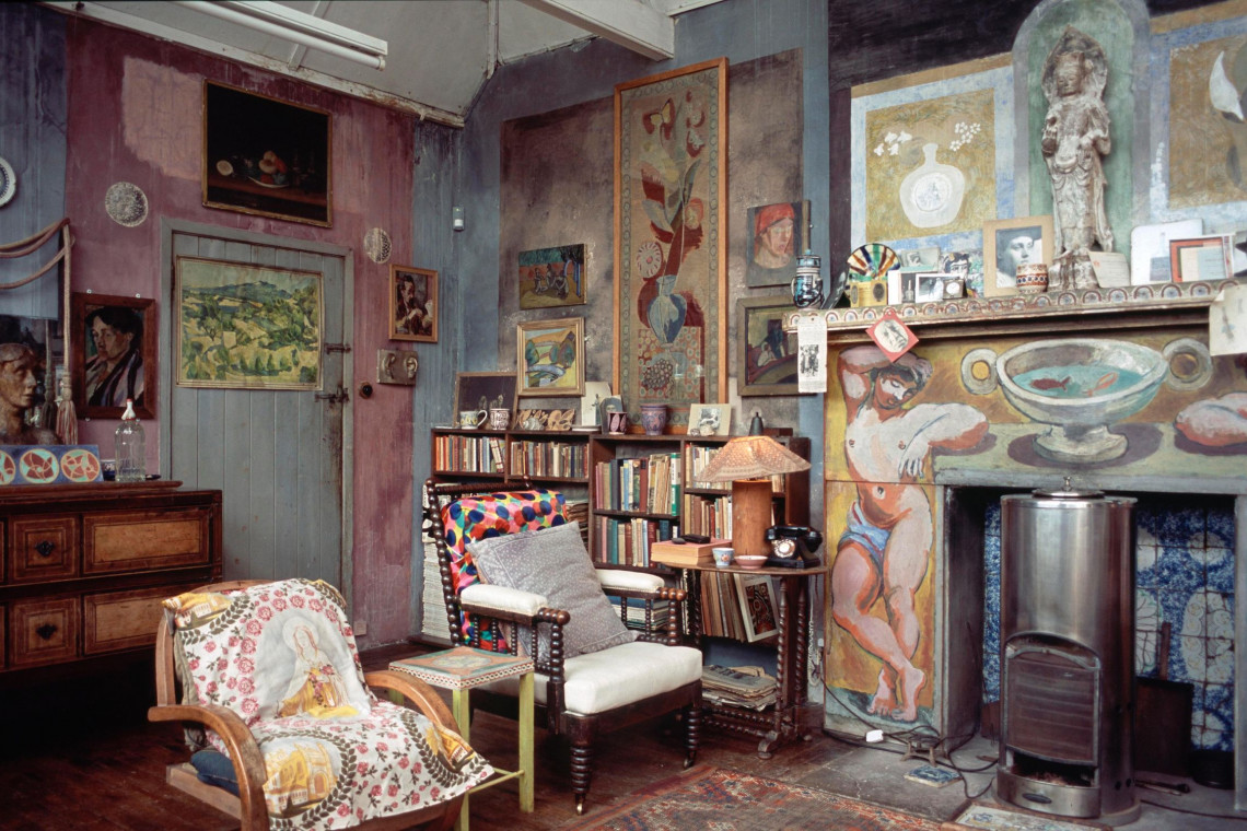 Charleston Farmhouse, wiejski dom na południu Anglii, przez wiele lat był legendarnym miejscem spotkań intelektualnej elity drwiącej z brytyjskiego konserwatyzmu. fot. mat. prasowe Dom Virginii Woolf inspiracją dla projektantki. Stworzyła wysmakowaną paletę kolorów