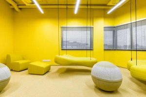 W tym biurze można utonąć w... kolorze. Oto niezwykły projekt pracowni 3XA