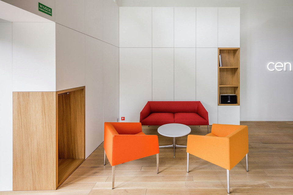 fot. mat. pras. Minimalizm i zieleń w służbie prezentacji produktu. Niezwykły showroom szkicu pracowni exexe