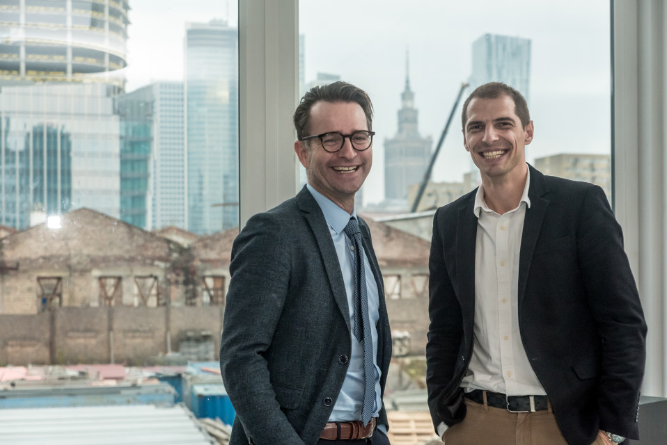 Ulrik Raysse i Rafał Grzelewski, fot. mat. pras. Skanska znów buduje wieże na Woli. Tym razem postawiła na międzynarodową kooperację architektów