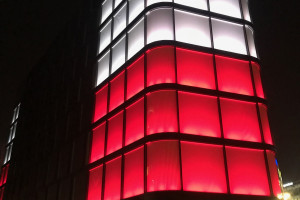 Tak krakowski biurowiec uczcił Święto Niepodległości. Niezwykła iluminacja zachwyca