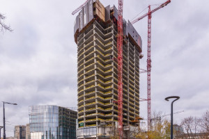 Setka Mennica Legacy Tower. Konstrukcja wieży przekroczyła 100 metrów wysokości!