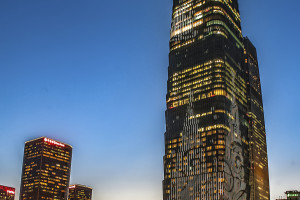 Jeden z najwyższych budynków w Pekinie z niezwykłym oświetleniem