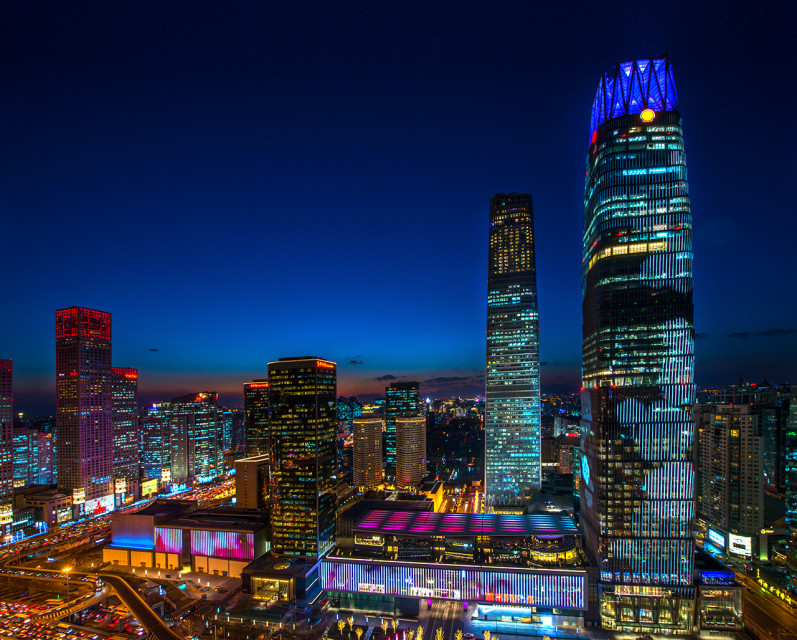Jeden z najwyższych budynków w Pekinie z niezwykłym oświetleniem