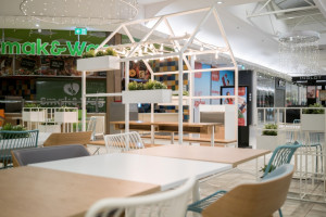 Odnowiony foodcourt w CH Bielawy. To projekt studia Tremend