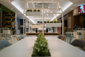 Odnowiony foodcourt w CH Bielawy. To projekt studia Tremend