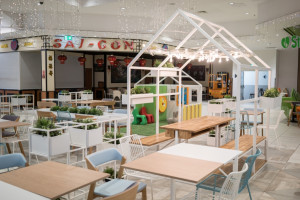 Odnowiony foodcourt w CH Bielawy. To projekt studia Tremend