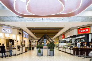 CH Auchan Produkcyjna odnowił wnętrza. To dzieło pracowni Design+