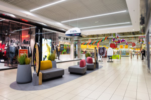CH Auchan Produkcyjna odnowił wnętrza. To dzieło pracowni Design+