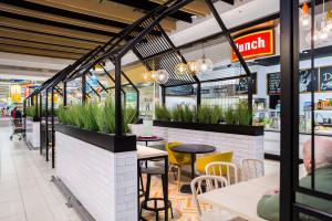 CH Auchan Produkcyjna odnowił wnętrza. To dzieło pracowni Design+