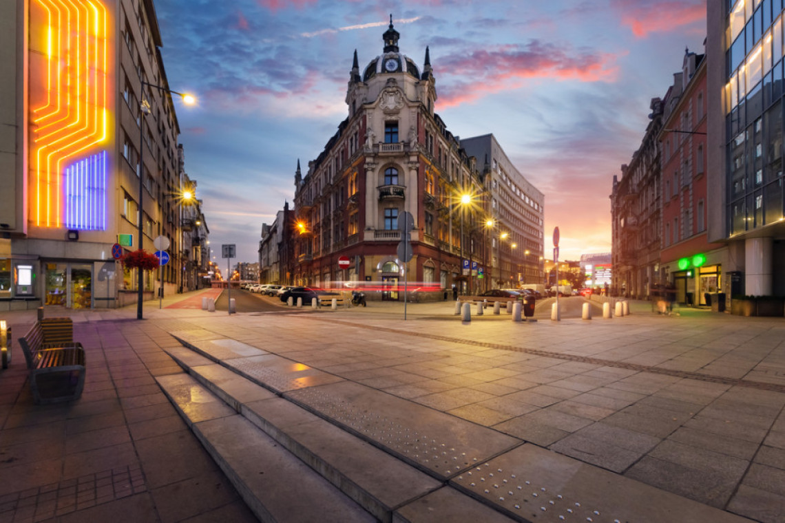 Dziesięć przejść dla pieszych w Katowicach zyska czujniki aplikacji "Rozejrzyj się i żyj". fot. Shutterstock Przejścia dla pieszych w Katowicach z czujnikami "Rozejrzyj się i żyj"