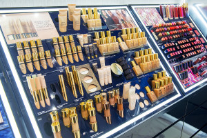 Oto pierwszy na świecie salon multibrandowy Estée Lauder Companies. Powstał w Galerii Krakowskiej