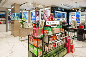 Oto pierwszy na świecie salon multibrandowy Estée Lauder Companies. Powstał w Galerii Krakowskiej