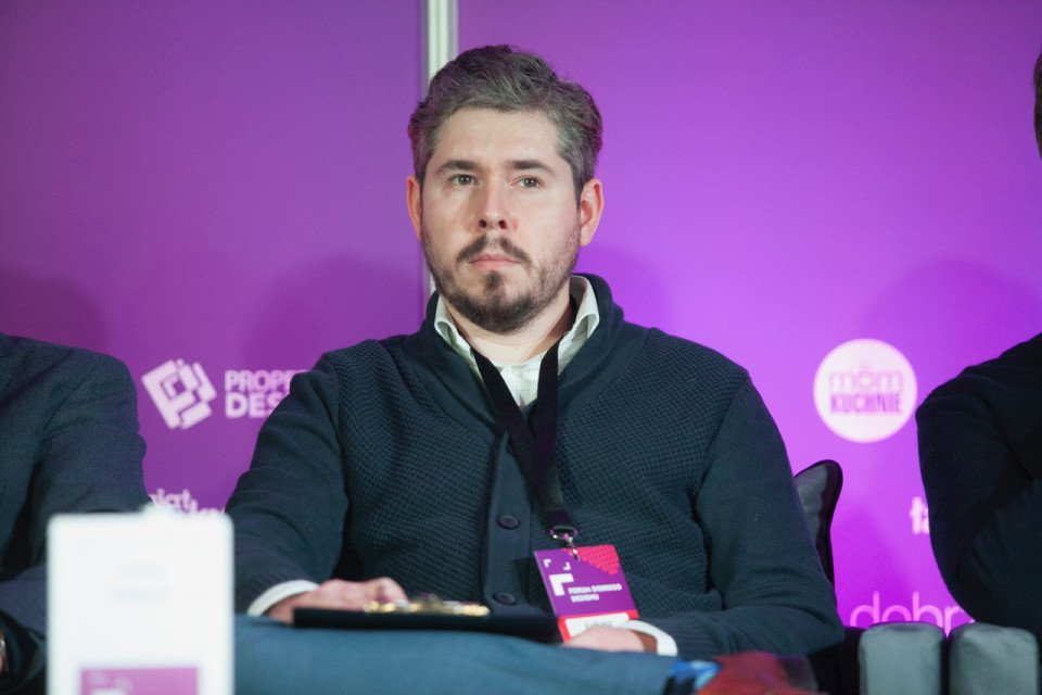 Łukasz Nowacki (ekodesigner, prezes Fundacji Transformacja, dyrektor zarządzający Polskiego Instytutu Badawczego Permakultura) FDD: Design może być katalizatorem zmian. Sesja inauguracyjna w obiektywie