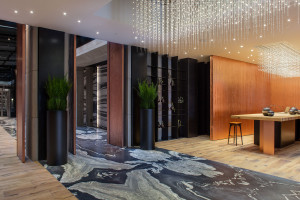Legendarny warszawski drapacz chmur znów otwiera się dla ludzi. Oto Hotel Warszawa w kultowym Prudentialu