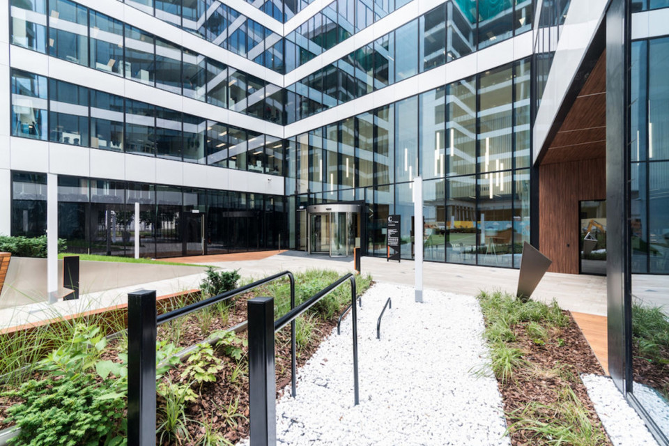 Spark C, projekt: Kuryłowicz&Associates, inwestor: Skanska fot. mat. prasowe Property Design Awards 2019: Oto wielka "piątka". Te inwestycje nominowaliśmy w kategorii: Bryła - Biurowiec