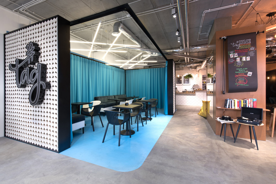 #TAG fot. Patryk Lewiński Kawiarnia, mini-coworking i miejsce dosłownie na twój... #tag. Ten design wart jest wyróżnienia!