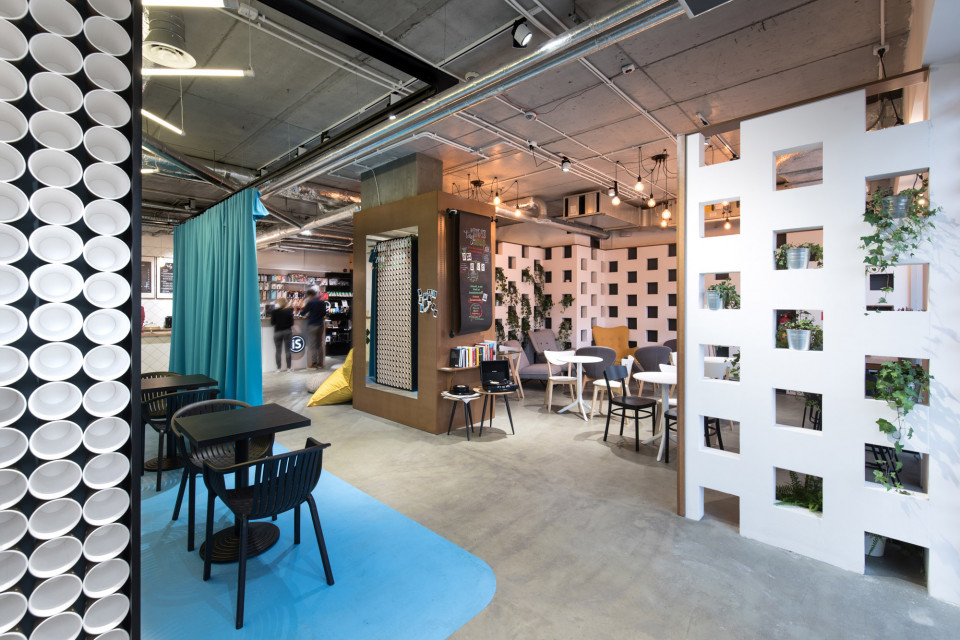 #TAG fot. Patryk Lewiński Kawiarnia, mini-coworking i miejsce dosłownie na twój... #tag. Ten design wart jest wyróżnienia!