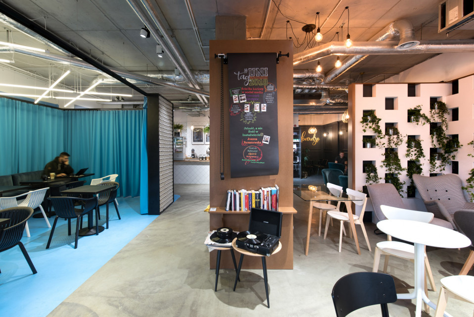 Kawiarnia, mini-coworking i miejsce dosłownie na twój... #tag. Ten design wart jest wyróżnienia!