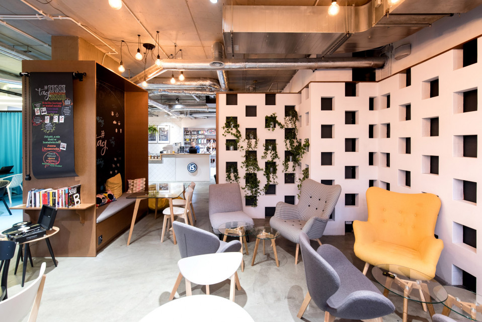#TAG fot. Patryk Lewiński Kawiarnia, mini-coworking i miejsce dosłownie na twój... #tag. Ten design wart jest wyróżnienia!