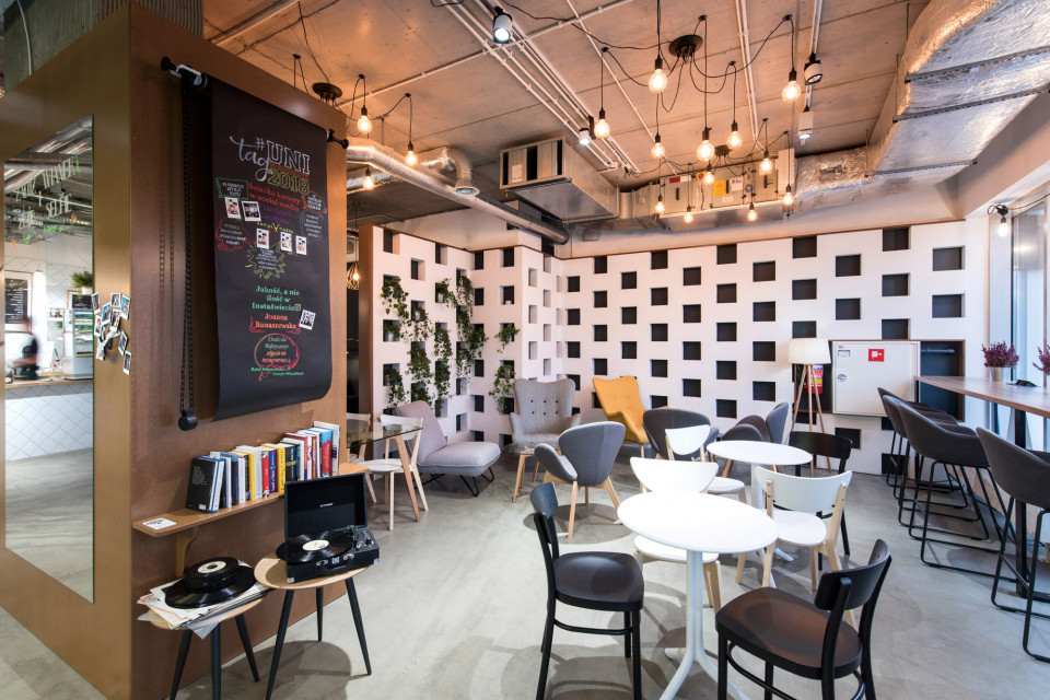 #TAG fot. Patryk Lewiński Kawiarnia, mini-coworking i miejsce dosłownie na twój... #tag. Ten design wart jest wyróżnienia!