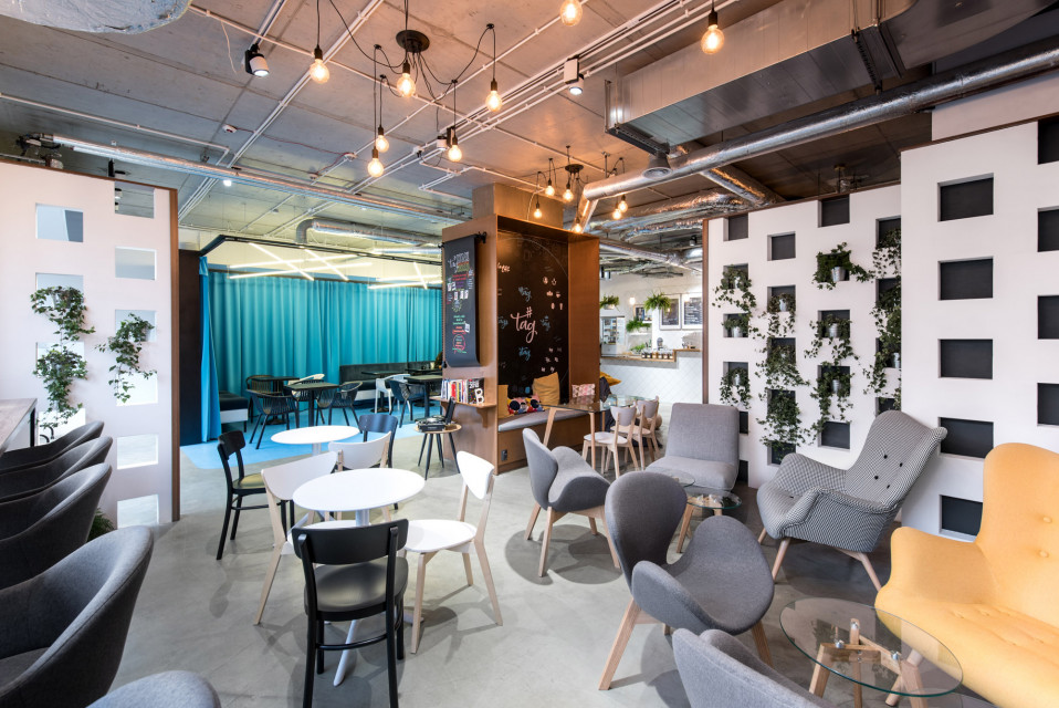 #TAG fot. Patryk Lewiński Kawiarnia, mini-coworking i miejsce dosłownie na twój... #tag. Ten design wart jest wyróżnienia!
