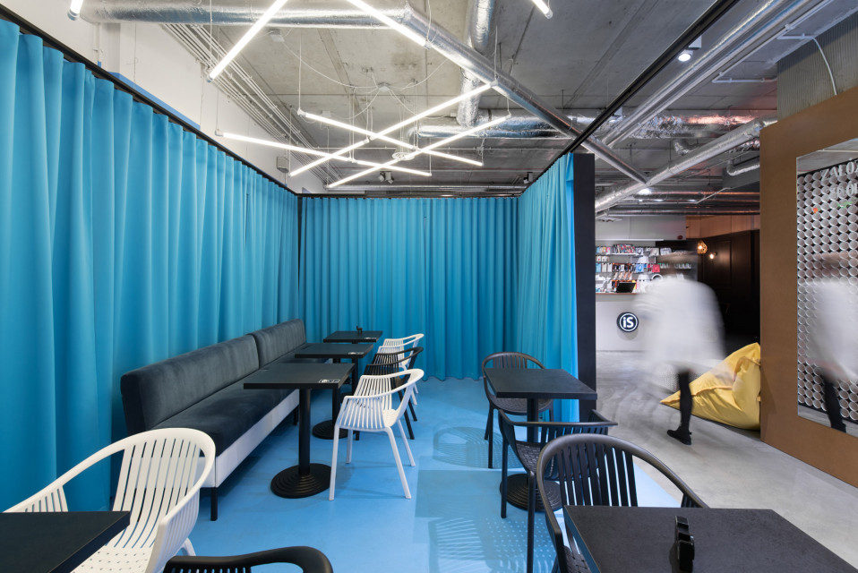 #TAG fot. Patryk Lewiński Kawiarnia, mini-coworking i miejsce dosłownie na twój... #tag. Ten design wart jest wyróżnienia!