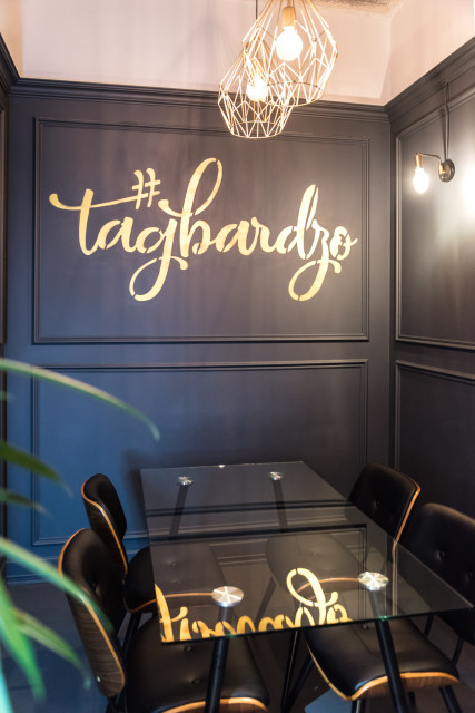 #TAG fot. Patryk Lewiński Kawiarnia, mini-coworking i miejsce dosłownie na twój... #tag. Ten design wart jest wyróżnienia!