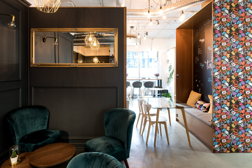 #TAG fot. Patryk Lewiński Kawiarnia, mini-coworking i miejsce dosłownie na twój... #tag. Ten design wart jest wyróżnienia!