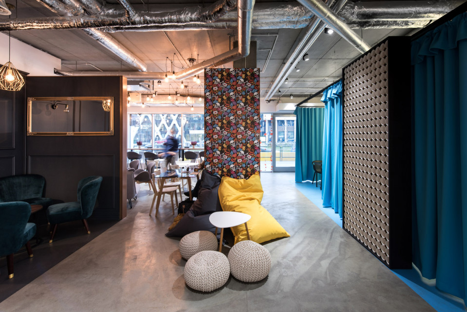 #TAG fot. Patryk Lewiński Kawiarnia, mini-coworking i miejsce dosłownie na twój... #tag. Ten design wart jest wyróżnienia!