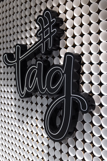 #TAG fot. Patryk Lewiński Kawiarnia, mini-coworking i miejsce dosłownie na twój... #tag. Ten design wart jest wyróżnienia!