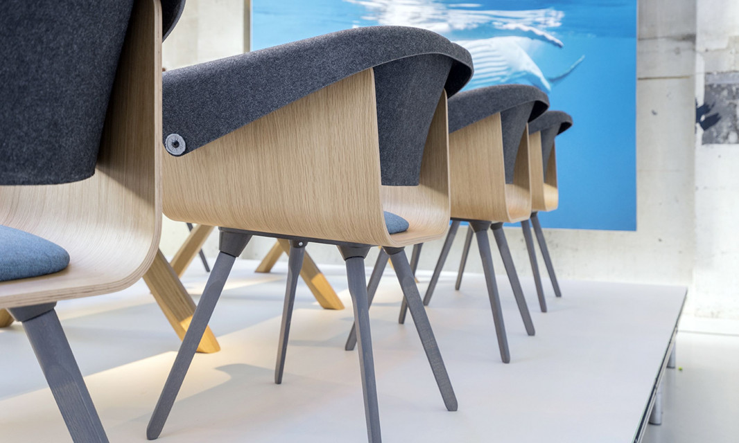 plastic whale chair fot. mat. prasowe Biuro w duchu zero waste. Trend dociera do Polski