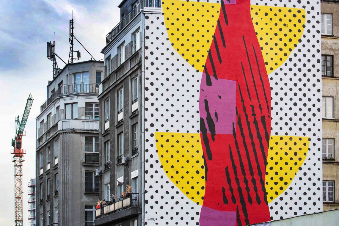 fot. mat. prasowe To najnowszy mural na warszawskiej Pradze. Piotr Młodożeniec namalował... butelkę Coca-Coli