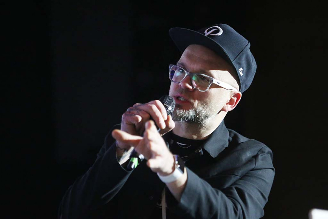 Tomasz Pągowski, projektant, konstruktor, prowadzący programy wnętrzarskie: Projekt Lokalny, Remont w 48h, Bitwa o Dom, fot. PTWP Biuro jak tło do selfie?