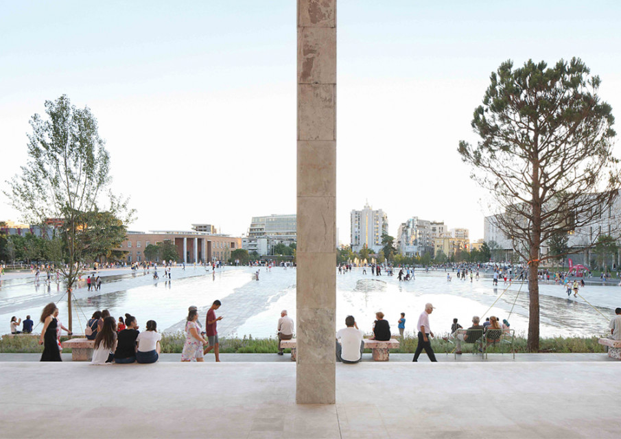 Plac Skënderbej w Tiranie, Albania, fot. Filip Dujardin Oto wielka piątka. Te projekty powalczą o Mies Award 2019