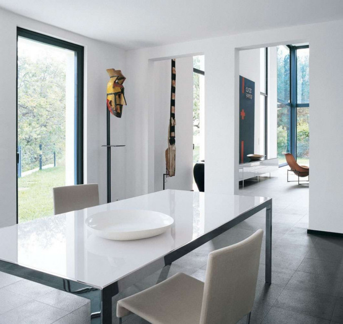 Stół zaprojektowany przez Monikę Armani dla marki B&B Italia. Fot. B&B Italia Designerskie stoły do nowoczesnych wnętrz