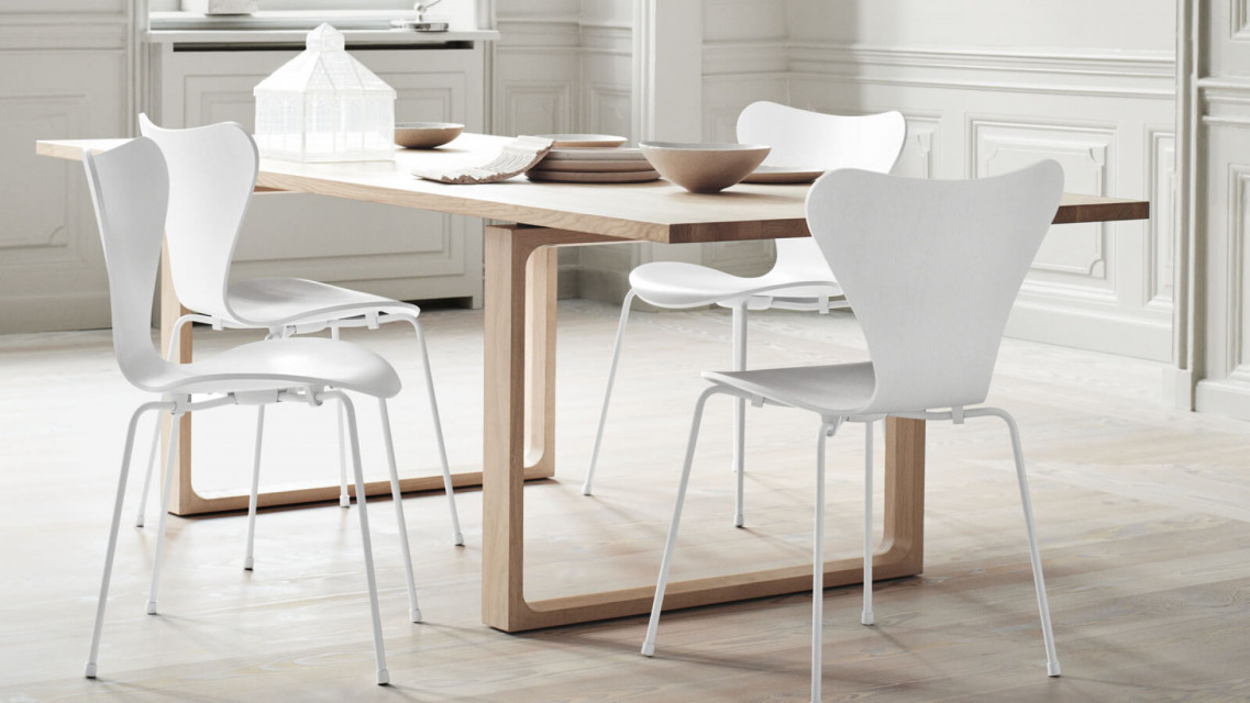 Stół Essay firmy Fritz Hansen. Projekt: Cecilie Manz. Fot. Fritz Hansen Designerskie stoły do nowoczesnych wnętrz