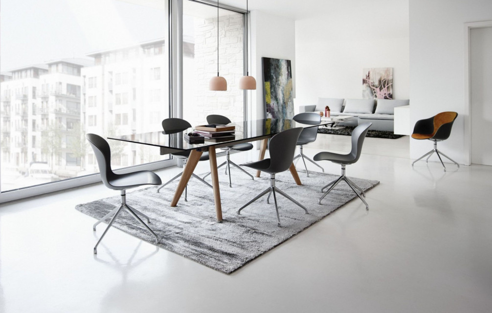 Stół ze szklanym blatem. Fot. BoConcept Designerskie stoły do nowoczesnych wnętrz