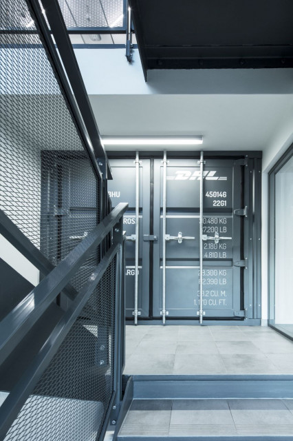 fot. Jakub Skokan, Martin Tůma / BoysPlayNice Minimalistyczne i industrialne. Nowe biuro dla DHL było wyzwaniem dla architektów!