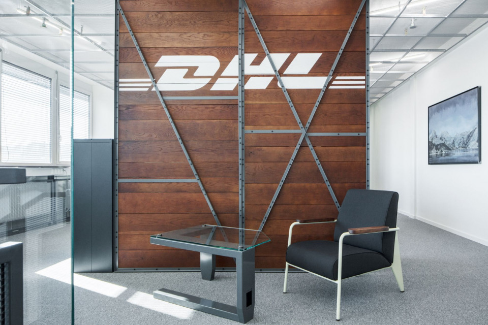 fot. Jakub Skokan, Martin Tůma / BoysPlayNice Minimalistyczne i industrialne. Nowe biuro dla DHL było wyzwaniem dla architektów!