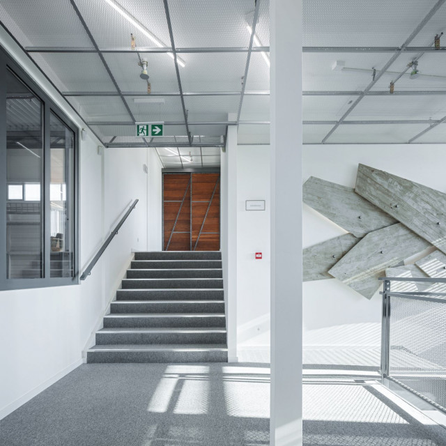 fot. Jakub Skokan, Martin Tůma / BoysPlayNice Minimalistyczne i industrialne. Nowe biuro dla DHL było wyzwaniem dla architektów!