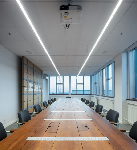 fot. Jakub Skokan, Martin Tůma / BoysPlayNice Minimalistyczne i industrialne. Nowe biuro dla DHL było wyzwaniem dla architektów!