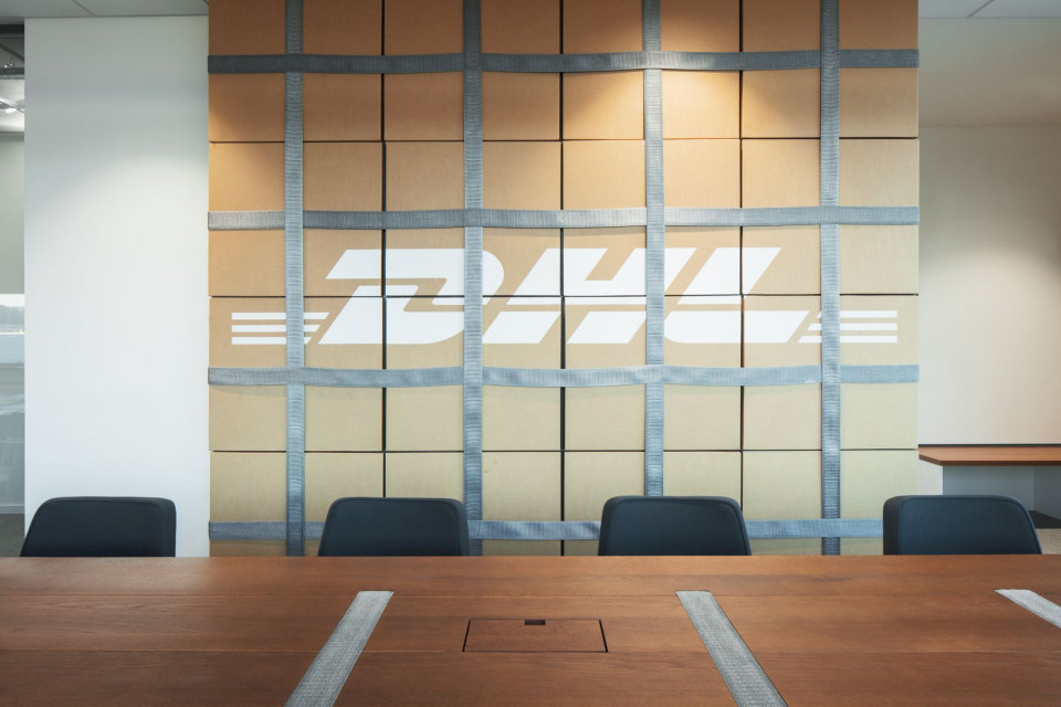 fot. Jakub Skokan, Martin Tůma / BoysPlayNice Minimalistyczne i industrialne. Nowe biuro dla DHL było wyzwaniem dla architektów!
