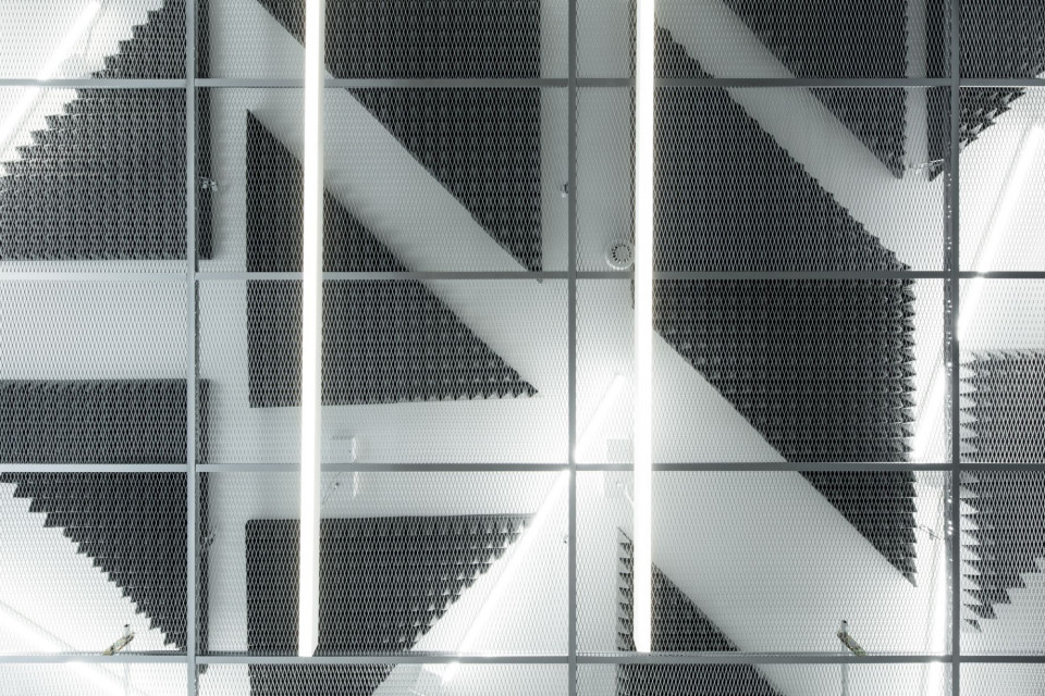 fot. Jakub Skokan, Martin Tůma / BoysPlayNice Minimalistyczne i industrialne. Nowe biuro dla DHL było wyzwaniem dla architektów!