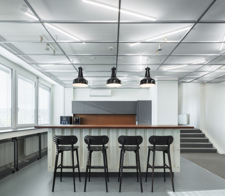 fot. Jakub Skokan, Martin Tůma / BoysPlayNice Minimalistyczne i industrialne. Nowe biuro dla DHL było wyzwaniem dla architektów!