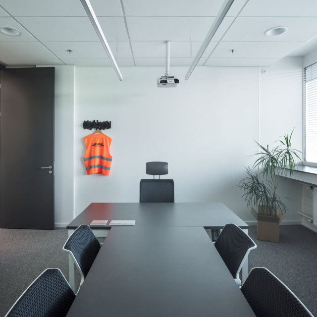 fot. Jakub Skokan, Martin Tůma / BoysPlayNice Minimalistyczne i industrialne. Nowe biuro dla DHL było wyzwaniem dla architektów!