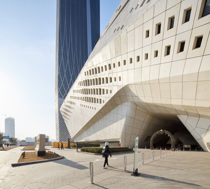 Nanjing International Youth Cultural Centre, projekt Zaha Hadid Architects fot. Hufton+Crow Oto najnowszy projekt Zaha Hadid Architects w Chinach. To było szalone tempo inwestycji!