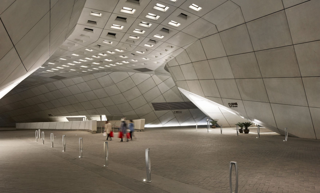 Nanjing International Youth Cultural Centre, projekt Zaha Hadid Architects fot. Hufton+Crow Oto najnowszy projekt Zaha Hadid Architects w Chinach. To było szalone tempo inwestycji!
