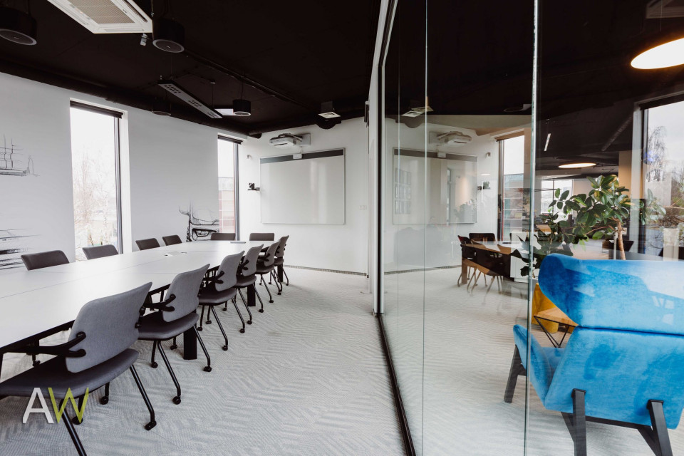 fot. mat. AW Interior Design Oto biuro firmy OE Industry w Krakowie. Komfortowe, funkcjonalne i pełne dobrego designu