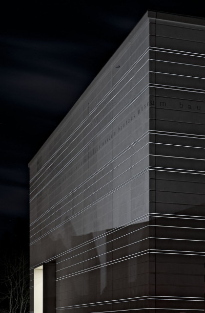 The Bauhaus-Museum by night, Foto: Andrew Alberts, © heike hanada laboratory of art and architecture 2019 Muzeum Bauhausu w Weimarze już otwarte. To imponujący projekt!